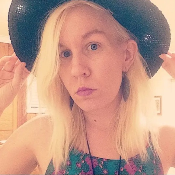 Meet your Posher, Britta - Picture 3 of 3